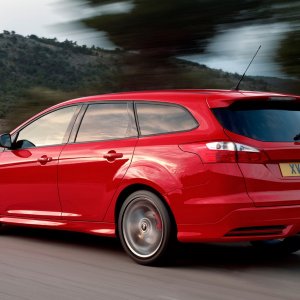 ford-Focus-ST-Wagon-rear-three-quarters-in-motion.jpg