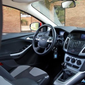 2012-ford-focus-se-interior-photo-459388-s-986x603.jpg